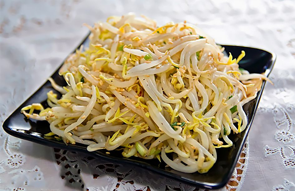 Salad giá đỗ. So sánh chất dinh dưỡng của giá đỗ với những thành phần dinh dưỡng khi nó còn là đậu, các nhà nghiên cứu thấy rằng lượng dinh dưỡng trong giá đỗ tăng lên vượt trội. Trong đó, vitamin B2 tăng 2-4 lần, caroten tăng 2 lần, vitamin C tăng 40 lần, vitamin B12 tăng 10 lần, nhóm B tăng 30 lần.