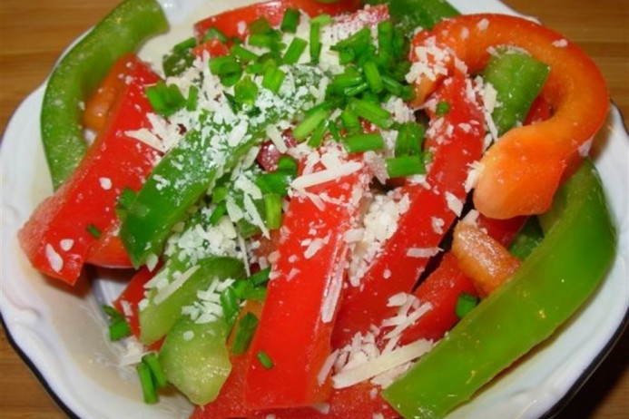 Salad ớt chuông. Ớt chuông giàu dưỡng chất dihydrocapsiate mang lại tác dụng tăng cường trao đổi chất. Đặc biệt, nguồn vitamin C dồi dào vô cùng hữu dụng cho việc chăm sóc da mùa thu. Vitamin C thúc đẩy sự hình thành collagen, giúp giữ da căng – trắng – mịn, ngừa khô và giảm vết nhăn. ..