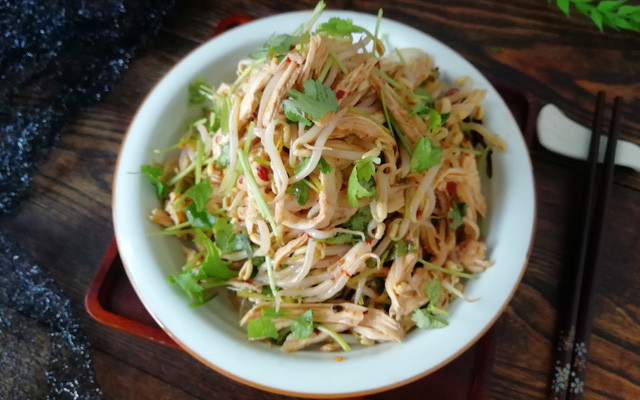 Mặt khác, giá đỗ có chứa nhiều chất oxi hóa, vitamin E, vitamin C. Những chất này có tác dụng hấp thu tia tử ngoại, tẩy sạch các chấm đen trên da mặt, hạn chế nhăn và thâm, giúp da mặt bạn bớt khô, căng mịn màng trắng sáng hơn.