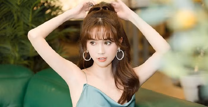 Nhắc đến Ngọc Trinh người ta thường nghĩ tới một mỹ nhân nóng bỏng, không ngại diện những item hở bạo, khoe vẻ quyến rũ “chết người”.