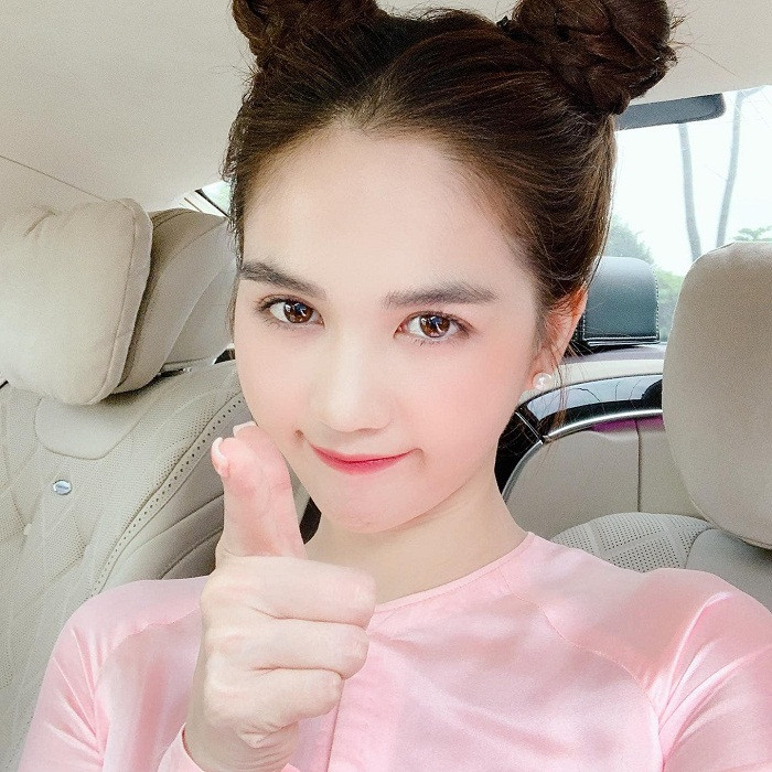 Dù diện đồ kín mít nhưng “nữ hoàng nội y” vẫn phô diễn được đường cong hình thể trong chiếc áo cánh ôm sát. Cùng với kiểu tóc búi Natra hách tuổi khiến người đẹp Trà Vinh vô cùng ngọt ngào, không hề lép vế khi đứng cạnh trợ lý Thúy Kiều “dát” hàng hiệu từ đầu đến chân.