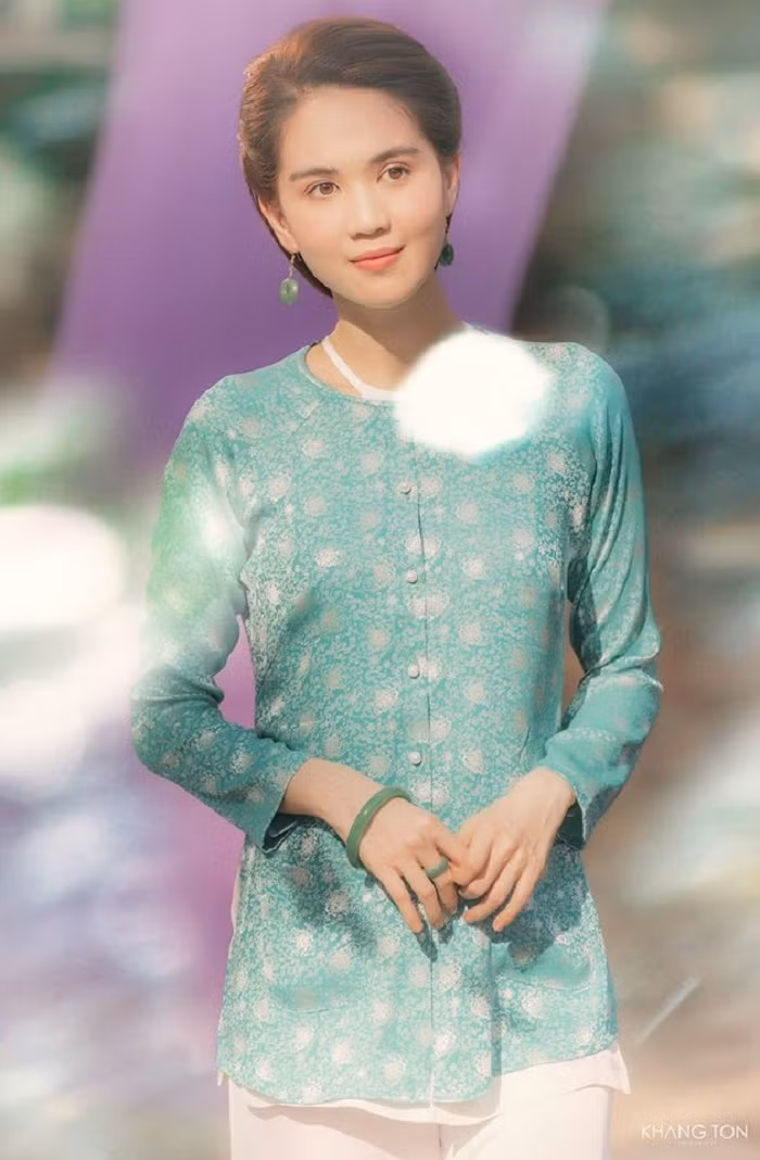 Đây không phải lần đầu Ngọc Trinh gây thương nhớ khi khoác lên mình tà áo truyền thống. Lần góp mặt hiếm hoi trong MV ca nhạc “Cung đàn vỡ đôi”, Ngọc Trinh vào vai tiểu thư Thu Hà đài các trong tạo hình áo bà ba. Chất liệu vải gấm có họa tiết làm tôn lên nét sang trọng, nền nã của diễn viên “Vòng eo 56”.