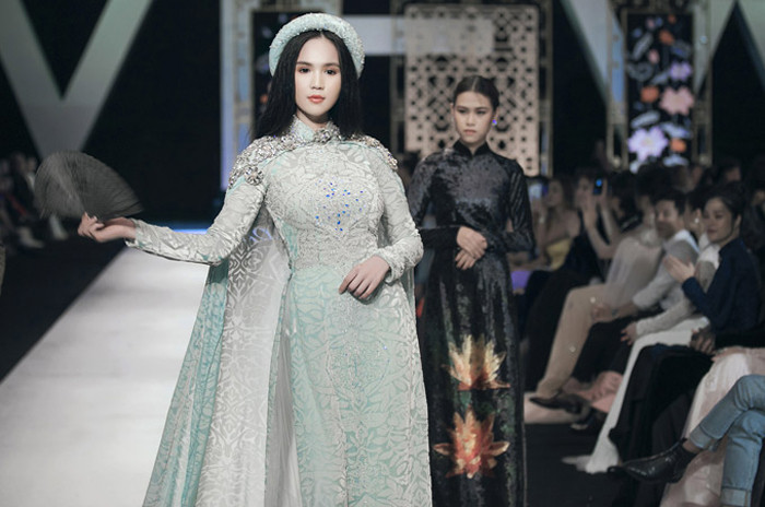 Trước đó, trong một số show diễn thời trang, chân dài cũng gây thương nhớ khi trở thành vedette và khoác lên mình trang phục áo dài đính kết cầu kỳ.