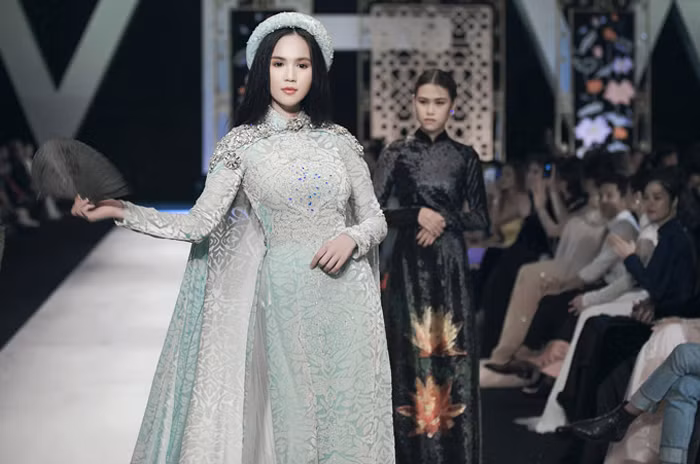 Trước đó, trong một số show diễn thời trang, chân dài cũng gây thương nhớ khi trở thành vedette và khoác lên mình trang phục áo dài đính kết cầu kỳ.