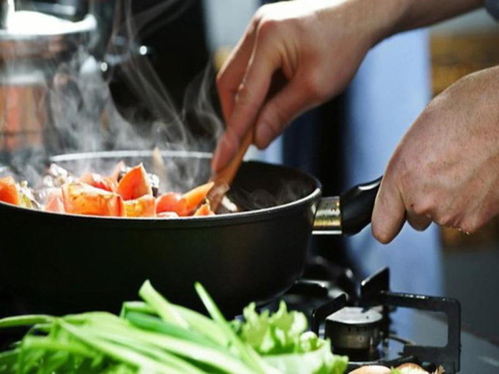 Ăn chín uống sôi quan trọng song cần đảm bảo nguyên tắc chỉ đun lại một lần. Việc hâm đi hâm lại khiến đồ ăn biến đổi thành phần, lợi bất cập hại.