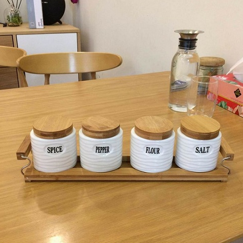 Nhóm gia vị như đường, bột nêm, tiêu... có thể tích trong hộp nhựa rồi đậy kín. Thi thoảng, bạn có thể pha 2 muỗng canh chất tẩy clo rồi cho các hộp gia vị nhúng chừng 10 phút để loại bỏ vi khuẩn có hại.