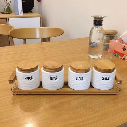 Nhóm gia vị như đường, bột nêm, tiêu... có thể tích trong hộp nhựa rồi đậy kín. Thi thoảng, bạn có thể pha 2 muỗng canh chất tẩy clo rồi cho các hộp gia vị nhúng chừng 10 phút để loại bỏ vi khuẩn có hại.