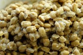 Ở Hàn Quốc, cheonggukjang xuất hiện từ thời đại Joseon. Vào thời đó, nó được sử dụng trong khẩu phần ăn của binh lính.