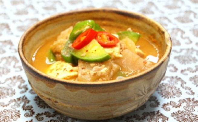 Cheonggukjang bốc mùi nồng nặc, tương tự như mùi cá chết hoặc tất thối để lâu ngày. Chính vì mùi hương đặc trưng này mà người ta gọi nó với cái tên dễ nhớ “súp xác thối”.