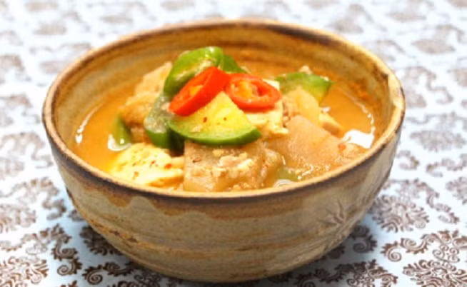 Cheonggukjang bốc mùi nồng nặc, tương tự như mùi cá chết hoặc tất thối để lâu ngày. Chính vì mùi hương đặc trưng này mà người ta gọi nó với cái tên dễ nhớ “súp xác thối”.