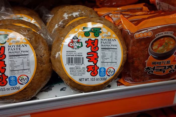 Để tiện thưởng thức, cheonggukjang cũng được đóng hộp, bày bán ở các siêu thị. Người ăn chỉ cần khui hộp là có thể nấu không cần phải thực hiện các công đoạn lên men như trước.