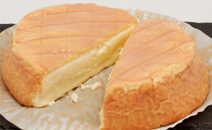 Époisses de Bourgogne (thường gọi tắt là Époisses) được sản xuất tại làng Époisses và một số khu vực lân cận của Pháp. Trước đây, Époisses được xem là loại phô mai hảo hạng, dùng để dâng lên hoàng đế Napoleon và được ông đặc biệt yêu thích.