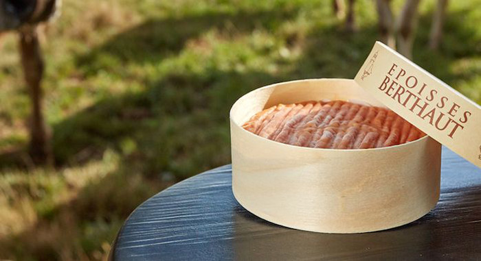 Được biết, phô mai Époisses xuất hiện vào đầu thế kỷ 20, nhưng sau đó biến mất trong Thế chiến II. Đến tận năm 1946, hai gia đình tại làng Bourgogne bắt đầu làm chúng, và Époisses nhanh chóng trở thành một loại phô mai nổi tiếng.