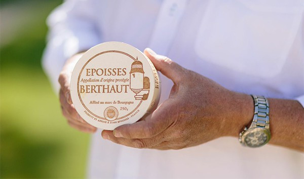 Khoảng 48 giờ sau, phô mai được lấy ra, ướp muối và đặt trên giá để làm khô. Một khi đạt tới mức độ cho phép, phô mai nhanh chóng được chuyển xuống hầm ẩm để lên men.