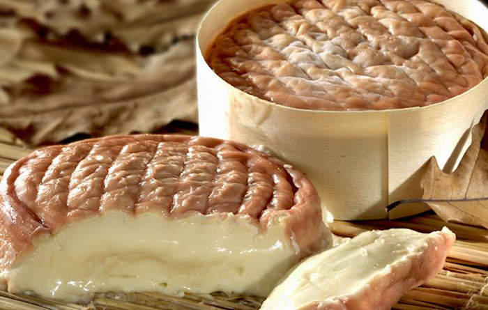 Điểm đặc biệt của loại món ăn “tiến vua” này chính là mùi vô cùng khó ngửi. Đến nỗi, người ta từng cấm nó trên các phương tiện giao thông công cộng tại Pháp.