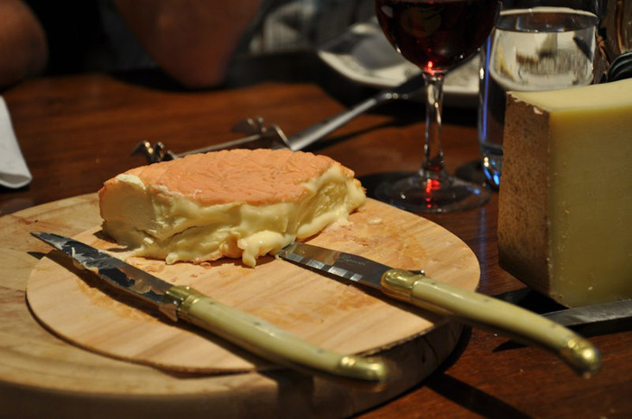 Phô mai Époisses có vị đậm đà, béo ngậy, thường được ăn kèm với bánh mì nướng giòn Sauternes và bia Trappist.