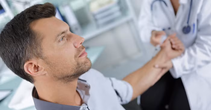 Phát hiện, điều trị bệnh kịp thời. Không ít nam giới tuổi tứ tuần vẫn nghĩ mình rất trẻ, những dấu hiệu bệnh thoáng qua chỉ là bệnh vặt mà phải trả giá đắt.