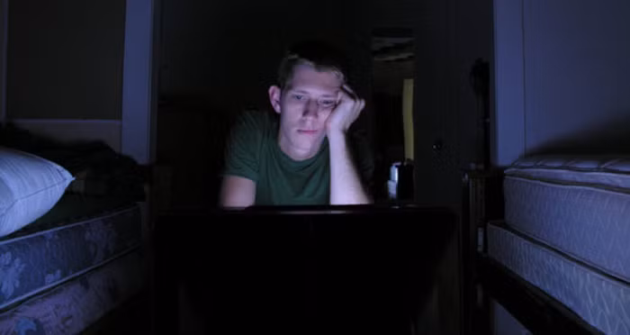 Nguyên nhân bởi thức khuya làm giảm khả năng miễn dịch. Độ tuổi 40 lại là giai đoạn sức khỏe nam giới về tổng thể đang “xuống dốc”, giảm miễn dịch không khác nào tạo “cơ hội vàng” cho bệnh tật ghé thăm.