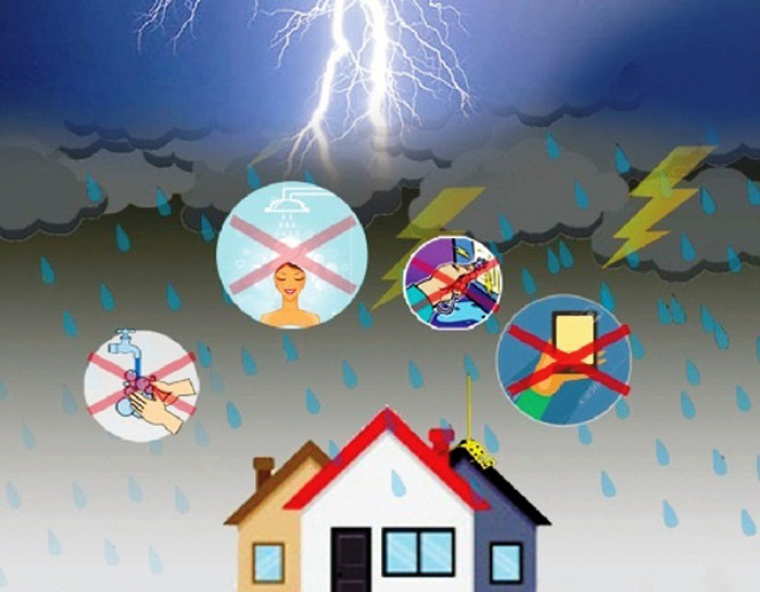 Sét đánh. Mưa lớn kèm giông tố, sấm chớp trong những ngày mưa lũ miền Trung đe dọa trực tiếp an toàn tính mạng. Để an toàn, khi thấy chuyển mưa dông cần nhanh chóng về nhà; không tránh mưa dưới các gốc cây to hoặc vui đùa trước hiên.