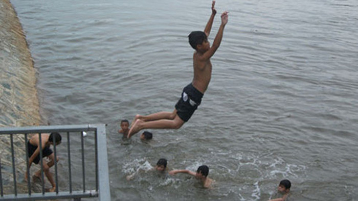 Thường nước lũ chảy rất mạnh và xiết, vùng ngập nước rộng kèm theo nhiều dị vật trong nước nên để cứu những đứa trẻ bị nạn thường vô cùng khó khăn. Chỉ khoảng 5 phút bị chìm trong nước lũ lụt thì khả năng bé bị chết đuối đã lên tới 90%.