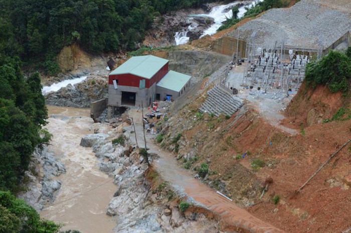 Chấn thương do nhà sập, cây đè, té ngã. Chấn thương này thường gặp nhiều với trẻ ở vùng núi. Khi lũ quét, lũ ống kéo về sẽ kéo theo đất đá, nhà cửa, làm sạt lở đồi núi khiến một lượng lớn đất đá đổ xuống trong thời gian ngắn. Trẻ nhỏ là đối tượng dễ bị nạn nhất vì không thể tự vệ, chạy trốn kịp thời.