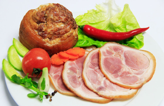 Thịt hun khói. Hương vị của các món thịt hun khói khá “được lòng” người ăn song nó lại tiềm ẩn mối nguy sức khỏe. Cụ thể, quá trình chế biến thịt hun khói dễ sinh ra chất benzopyrene gây ung thư cực mạnh.