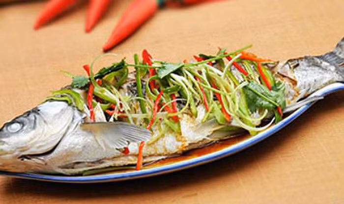 Với mỗi thực phẩm, cần chế biến hợp lý để bảo toàn dưỡng chất trong chúng. Chẳng hạn, cá tươi không nên chiên giòn ở nhiệt độ cao bởi protein trong cá dễ biến đổi. Món ăn cũng chứa lượng lớn chất béo không tốt. Thay vào đó, chị em nên hấp hoặc nấu cá sẽ tốt hơn.