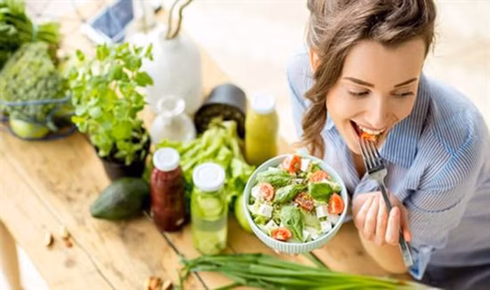 Để có lợi cho sức khỏe, giới chuyên môn khuyên nên rèn luyện thói quen ăn uống cân bằng dinh dưỡng như ăn nhiều rau xanh - trái cây tươi, uống nhiều nước, ăn đủ ba bữa mỗi ngày, bỏ rượu bia.