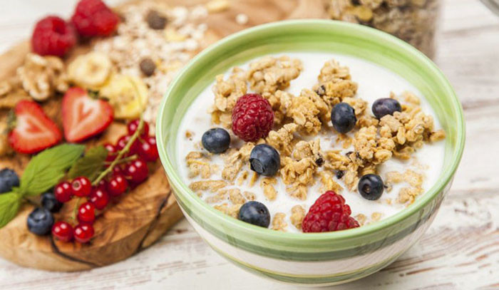 Đặc biệt, chất xơ của ngũ cốc dễ dàng tăng nhu động ruột, ức chế hấp thu cholesterol và làm giảm cảm giác thèm ăn. Từ đó, giúp bảo toàn cân nặng hợp lý, chống táo bón, ổn định đường huyết và lipid máu.