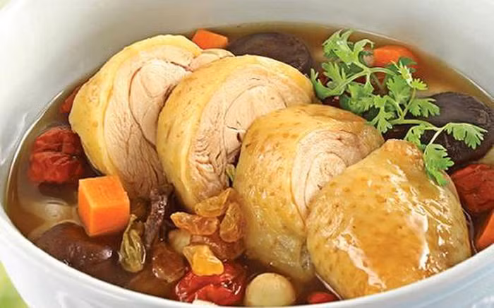 Không bỏ qua protein trong thịt. Không ít người nhầm tưởng ăn thịt làm tình trạng huyết áp cao, mỡ máu, tiểu đường chuyển xấu. Thực tế, các axit amin, protein và chất béo có trong thịt đều là những dưỡng chất cần thiết cho cơ thể con người.