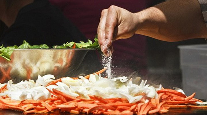 Bên cạnh việc giảm lượng muối nêm vào các món ăn. Bạn nên tránh các loại thực phẩm chế biến sẵn, đồ đóng hộp bởi chúng tiềm ẩn lượng muối không hề nhỏ.