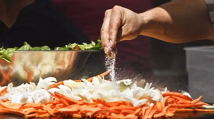 Bên cạnh việc giảm lượng muối nêm vào các món ăn. Bạn nên tránh các loại thực phẩm chế biến sẵn, đồ đóng hộp bởi chúng tiềm ẩn lượng muối không hề nhỏ.