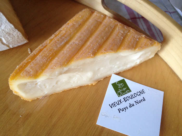 Loại phô mai này có hình dạng vuông vào khoảng 11cm (4,3 inch) và độ dày 4cm (1,6 inch), trọng lượng 500gr (18 oz).