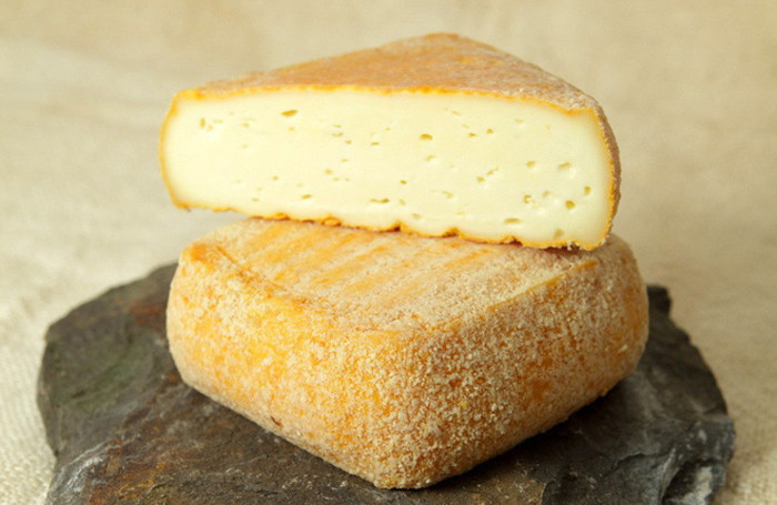 Phô mai Vieux Boulogne không được sản xuất đại trà. Nó chỉ được thực hiện trong nhà máy sản xuất phô mai của anh em nhà Antoine và Joachim Bernard. Về tiêu thụ, nó được phân phối độc quyền bởi nhà cung cấp Philippe Olivier.