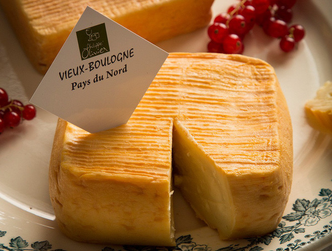 Pháp được biết đến với tinh hoa ẩm thực đỉnh cao, phô mai “tiến vua” Époisses từng khiến không ít người kinh ngạc. Vậy mà, so với phô mai bốc mùi Vieux Boulogne, Époisses còn bị đánh giá thấp hơn.