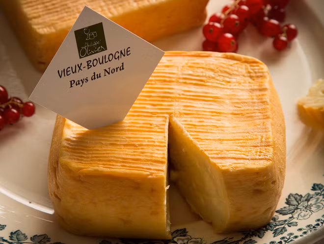Pháp được biết đến với tinh hoa ẩm thực đỉnh cao, phô mai “tiến vua” Époisses từng khiến không ít người kinh ngạc. Vậy mà, so với phô mai bốc mùi Vieux Boulogne, Époisses còn bị đánh giá thấp hơn.