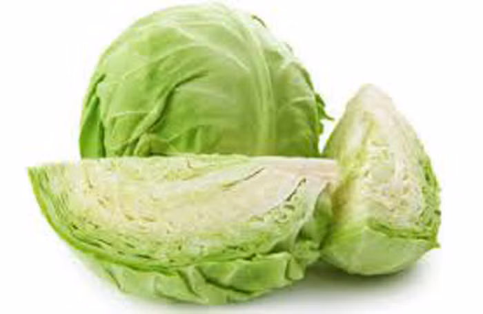 Bắp cải. Trong bắp cải chứa S-methyl methionine (còn được gọi là Vitamin U) giúp chữa lành vết loét dạ dày bằng cách kiềm hóa cơ thể và cân bằng nồng độ pH. Bắp cải cũng chứa axit amin glutamine có lợi trong việc điều trị vết loét. Sự hiện diện của chất này giúp chữa lành các lỗ chân lông hở bằng cách tăng cường lớp niêm mạc của ruột. Bạn nên chế biến salad hoặc uống nước ép.