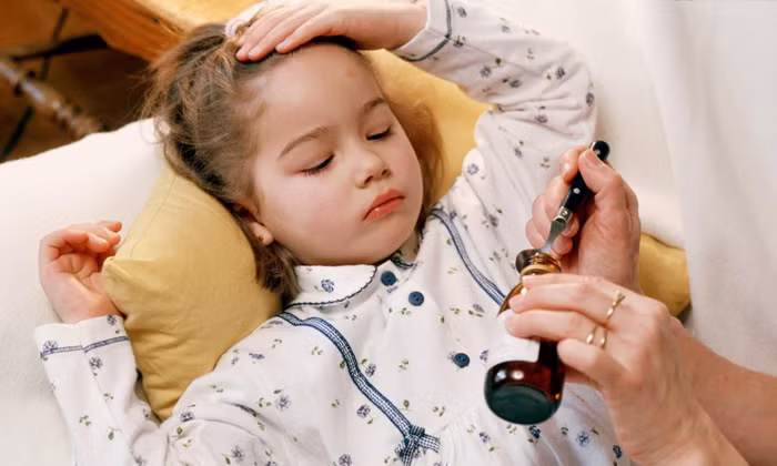 Cúm gây sốt cao cùng các vấn đề về hệ tiêu hóa, có khả năng lây lan qua đường hô hấp song có thể phòng ngừa bằng cách tiêm vắc xin cho trẻ từ 6 tháng tuổi trở lên. Vắc xin phòng cúm cần được nhắc lại hàng năm và có hiệu lực sau hai tuần kể từ khi được tiêm.