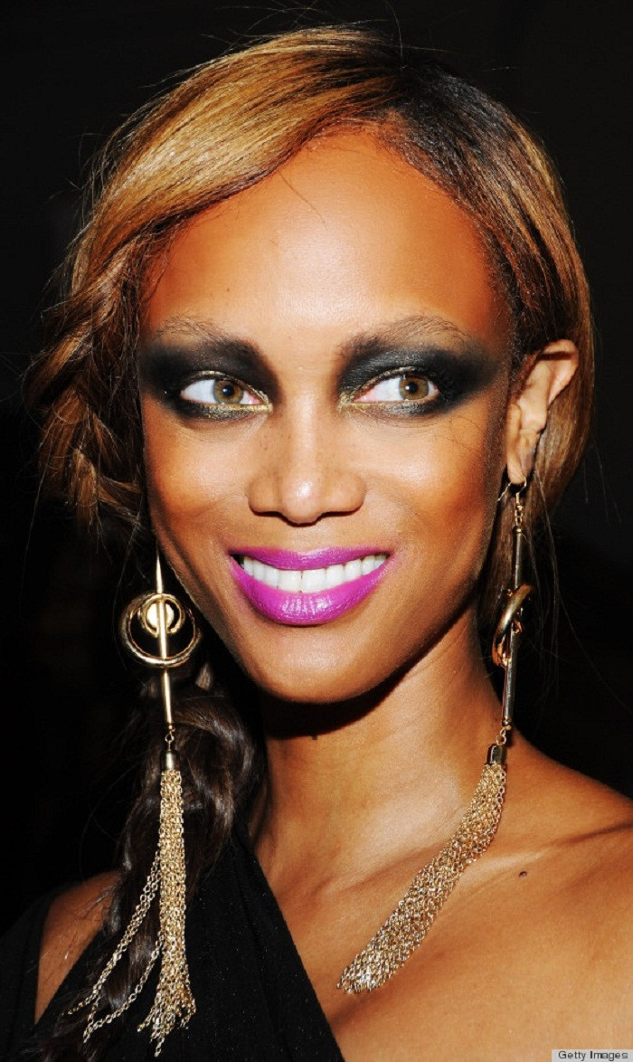 Có thể nói, mắc lỗi trang điểm đôi khi khiến người nổi tiếng mất điểm trầm trọng trong mắt công chúng. Đôi khi nó bị cho là thiếu tinh tế và không có gu thẩm mỹ. Trong ảnh, Tyra Banks xứng danh thảm họa với mẫu trang điểm mắt.