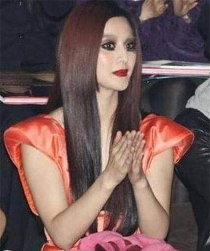 Không chỉ mỹ nhân Việt gặp sự cố trang điểm. Nhiều sao ngoại cũng lộ ảnh “nhát ma” đáng sợ không kém. Nổi tiếng là mỹ nhân đẹp nhất nhì làng giải trí Hoa ngữ, Phạm Băng Băng có lần khiến công chúng bất ngờ khi để kiểu trang điểm mắt đen gấu trúc dọa người.