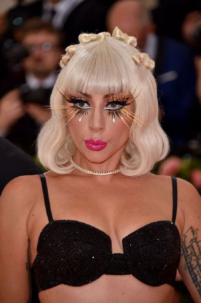 Tại sự kiện Met Gala, công chúng ấn tượng với màn hóa trang không thể dị hơn của Lady Gaga. Nữ ca sĩ khiến người xem nổi da gà với hàng lông mi dài tít tắp, tua tủa như rừng chông.