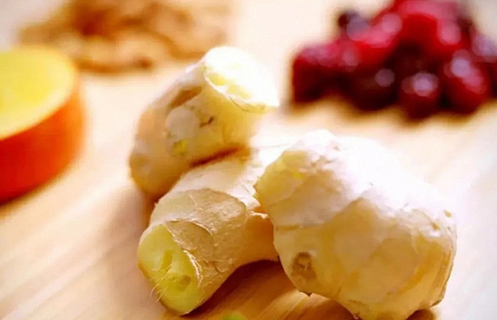 Bên cạnh đó Trung y cũng chỉ ra rằng, bản chất cơ thể người cũng là mối đồng nhất, âm dương hài hòa. Ban ngày được xem là thời điểm khí dương cực vượng, thích hợp cho các vận động. Sử dụng các loại thực phẩm có tính ấm như gừng rất tốt.