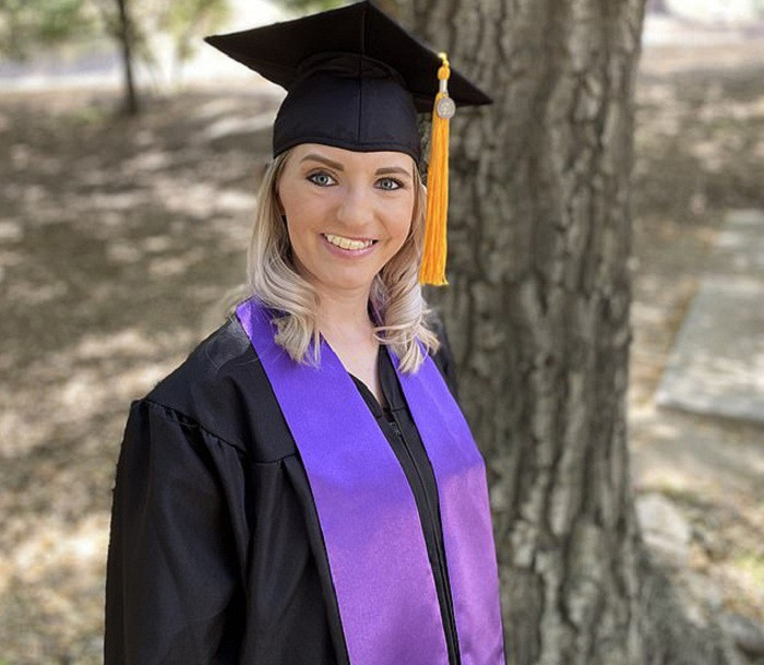 Đáng nói, tác dụng phụ lần xạ trị thứ hai khiến Nicole mắc chứng trismus - triệu chứng gây mỏi hàm, nói khó, nuốt vướng, khó nhai, khó há miệng tăng dần và liên tục. Khi dùng đè lưỡi ấn hàm xuống thì hàm càng cắn chặt hơn.