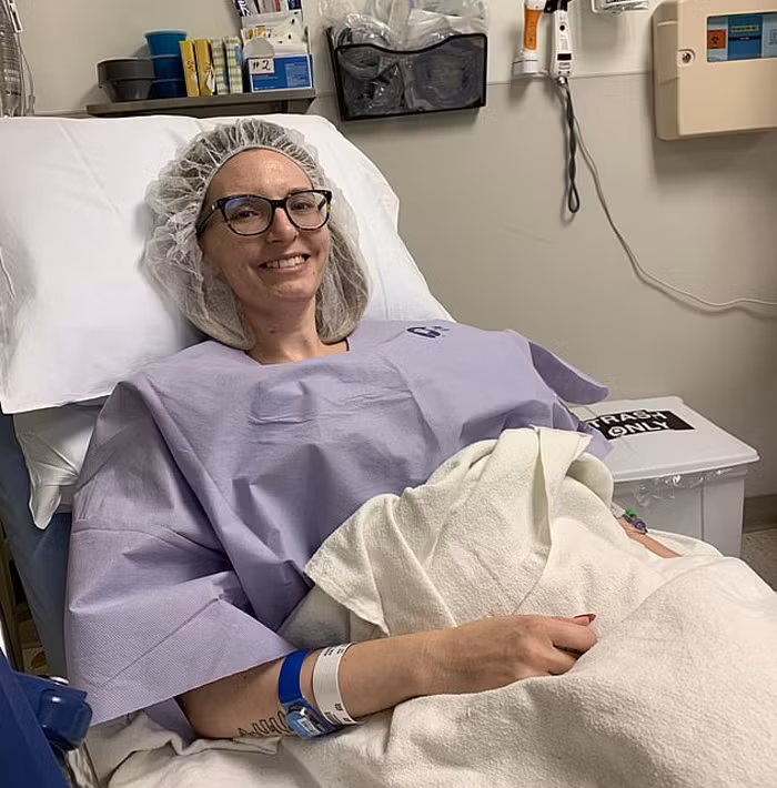 Ngắm diện mạo của mình trong gương, Nicole từng cảm thấy cô đơn vô cùng. Dù ung thư từng “ghé thăm” ông bà và hai người dì của Nicole song khi được chẩn đoán mắc bệnh, cô không khỏi cảm thấy sốc, tuyệt vọng.