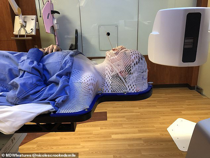 Kể về bệnh tình khi đó, Nicole cho biết khối u gây đau đớn đến mức cô không thể ngủ. Mệt mỏi, đau đớn khủng khiếp. Cảm giác kiệt quệ khiến Nicole cảm giác sống không bằng chết.