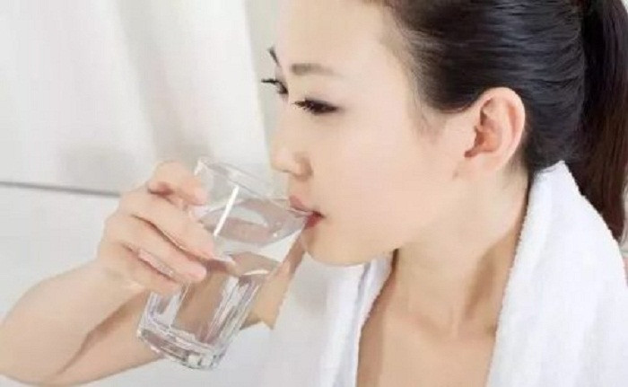 Không uống nước khi thức dậy. Sau giấc ngủ dài, độ nhớt của máu tăng, hồng cầu bị cô đặc, dễ hình thành cục máu đông. Đây được xem là nguyên nhân hàng đầu gây chóng mặt, thiếu năng lượng.