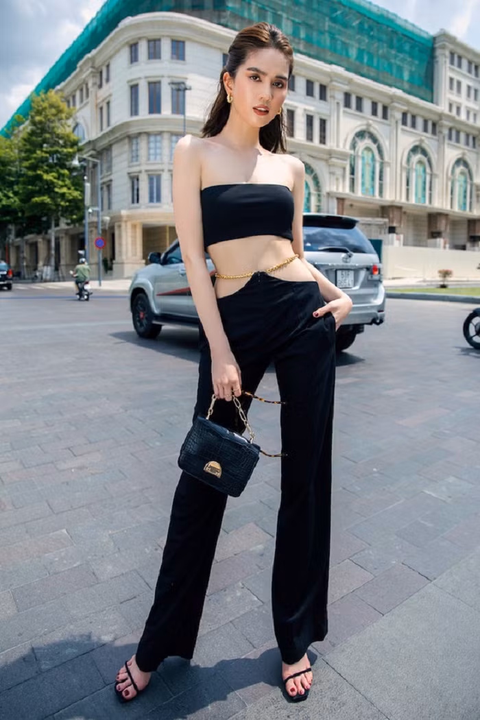 Thêm một chiếc quần khác được Ngọc Trinh ưu ái diện. Không hở trước cắt sau, phần cạp quần lại được biến tấu để khoe eo nhiều hơn. Có thể nói, ngay cả những thiết kế “hiền lành” nhất cũng phải tôn da thịt mới được “nữ hoàng” để mắt tới.