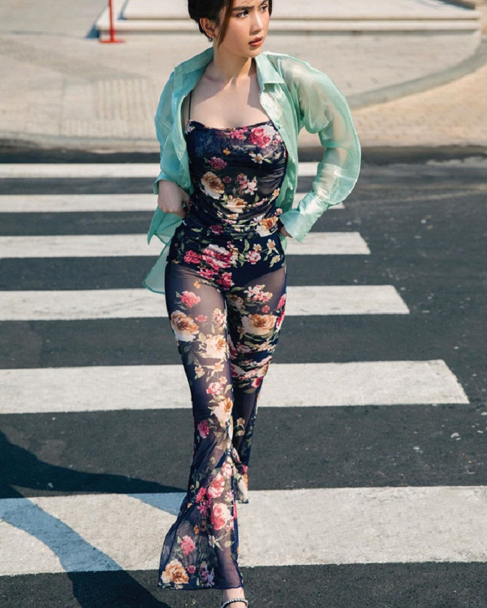 Dường như quá tự tin với số đo hình thể 84-55-91 nên cô nàng luôn tận dụng mọi lúc, mọi nơi để khoe với bàn dân thiên hạ.