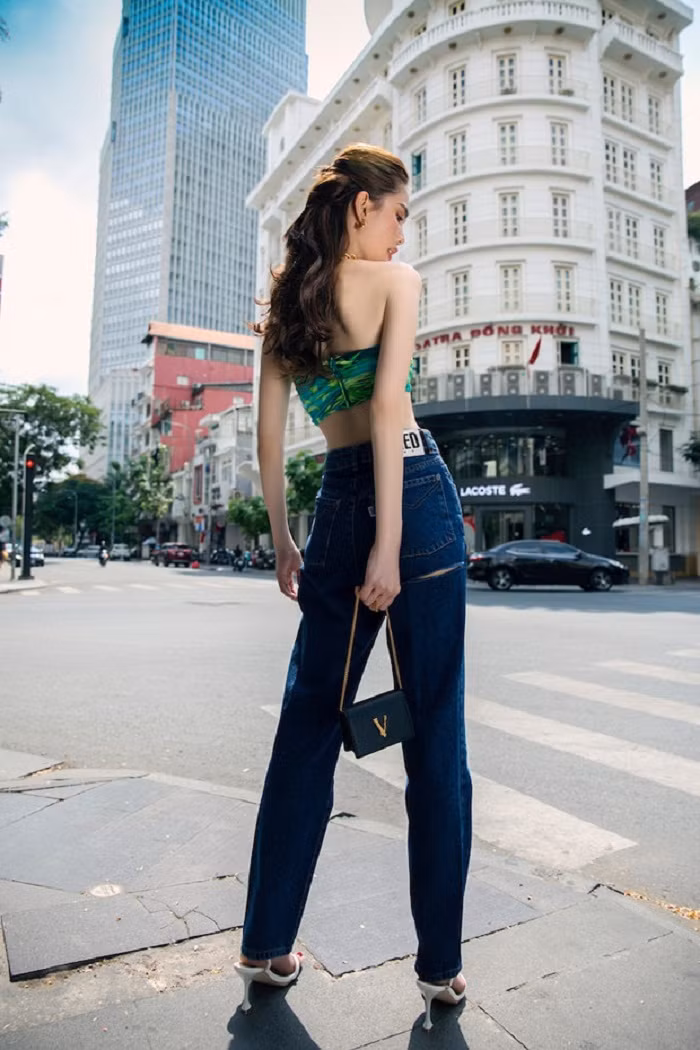 Một mẫu quần “hư” xẻ đúng chỗ hiểm. Trong Vbiz chắc chỉ có Ngọc Trinh mới dám diện quần này ra phố.