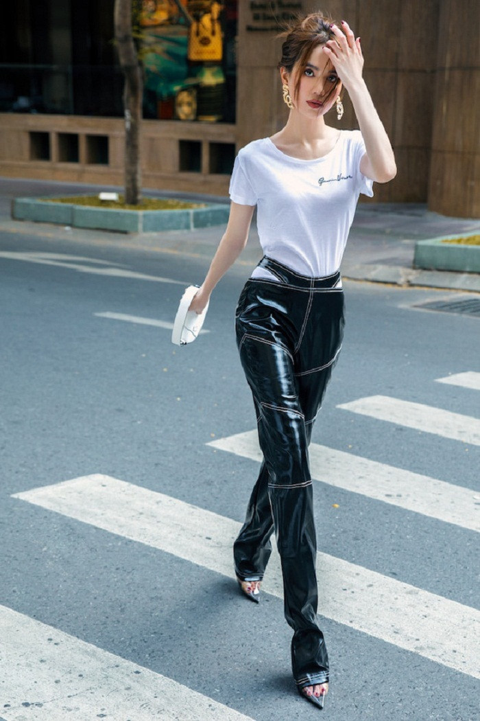 Chiếc quần da bóng với phần cạp cách điệu, hack thị giác khiến không ít người nhầm tưởng Ngọc Trinh diện cùng lúc hai chiếc quần.